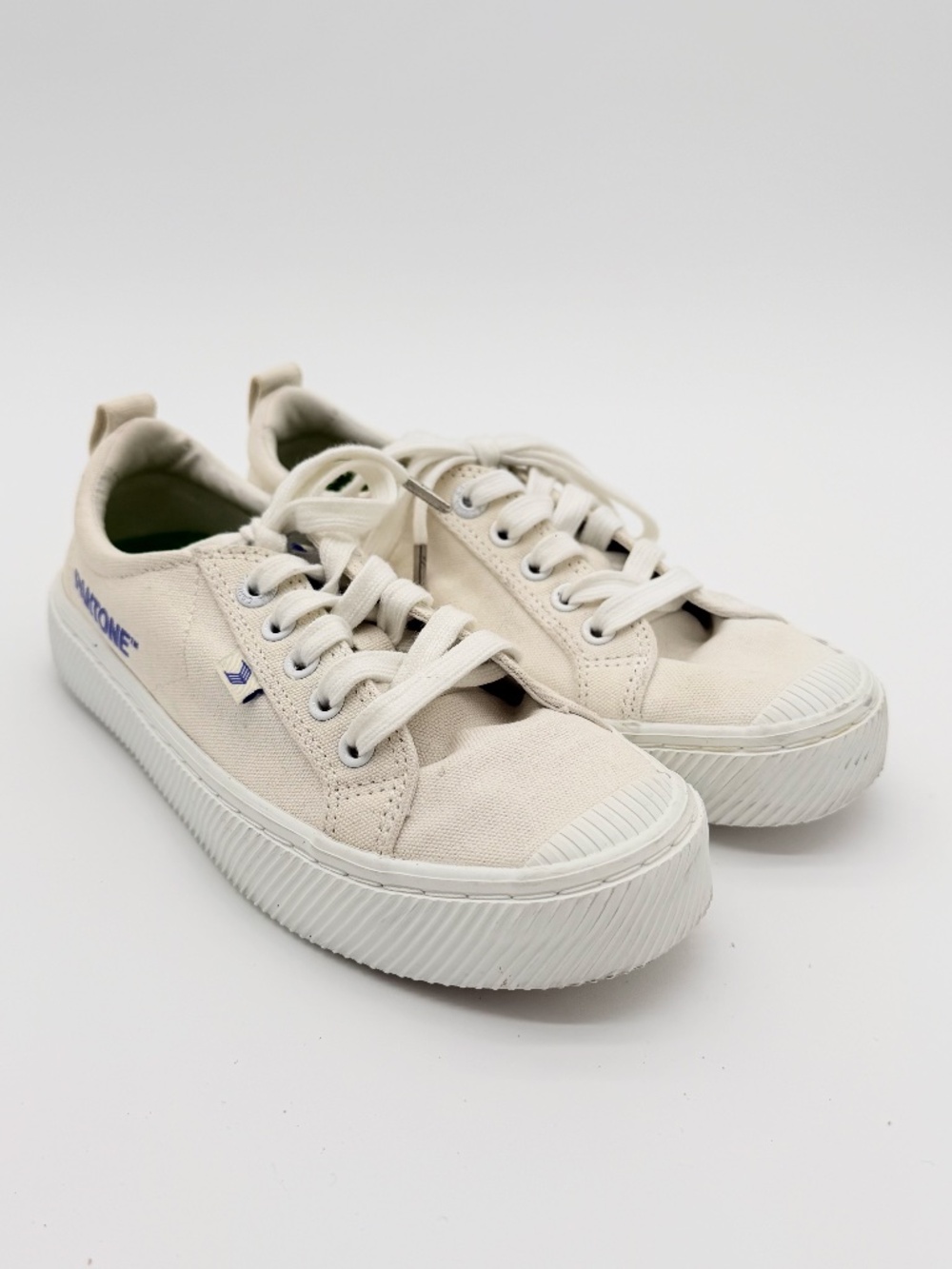 Cariuma OCA Low Pantone Canvas Sneakers Off-White Women's 6.5 Men's 5 Very Peri